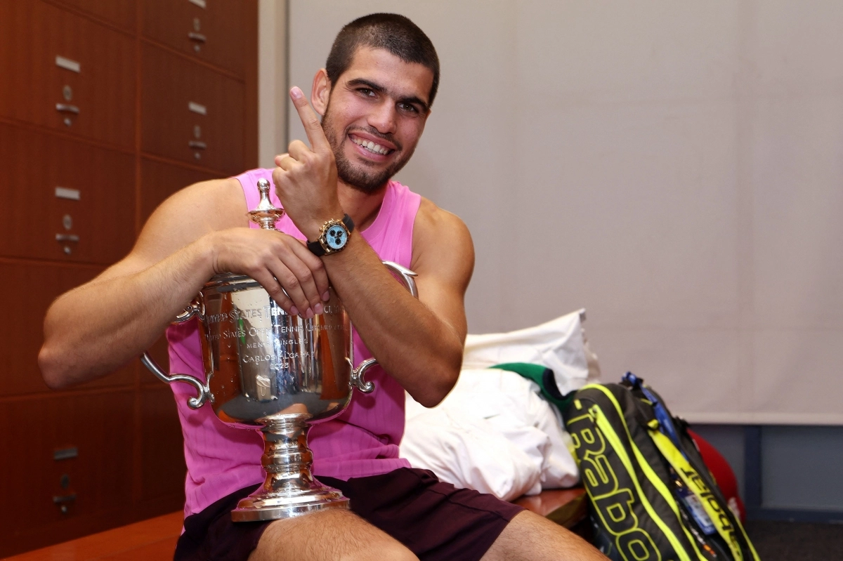 트로피를 들고 웃고 있는 알카라스. 뉴욕 AFP 연합뉴스