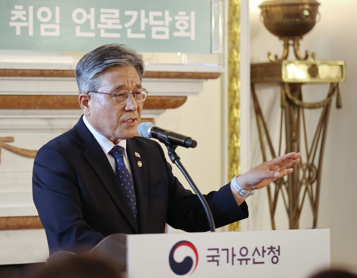 허민 국가유산청장이 8일 서울 중구 덕수궁 석조전에서 언론 간담회를 열고 이재명 정부의 국가유산 정책 추진 방향과 주요 과제를 설명하고 있다. 연합뉴스