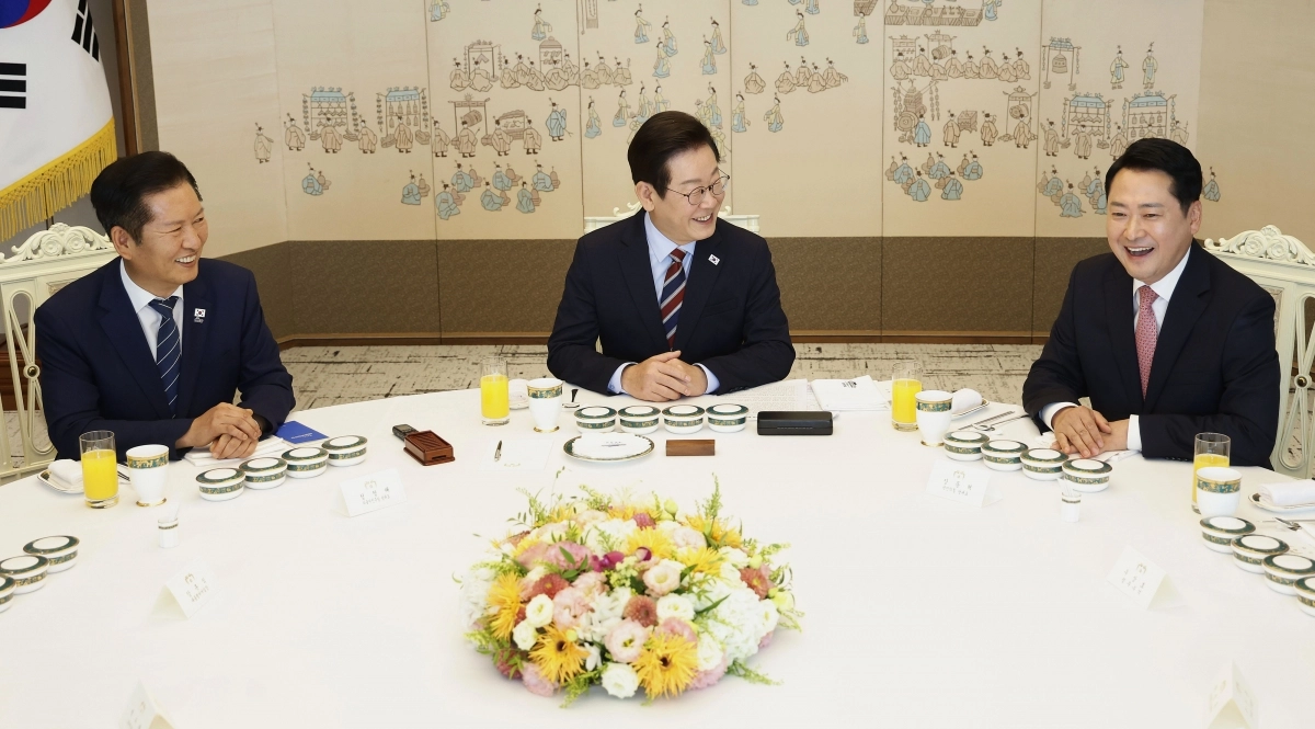 이재명 대통령이 8일 용산 대통령실에서 여야 지도부와 오찬 회동을 하고 있다. 왼쪽부터 더불어민주당 정청래 대표, 이 대통령, 국민의힘 장동혁 대표. 2025.9.8 대통령실통신사진기자단