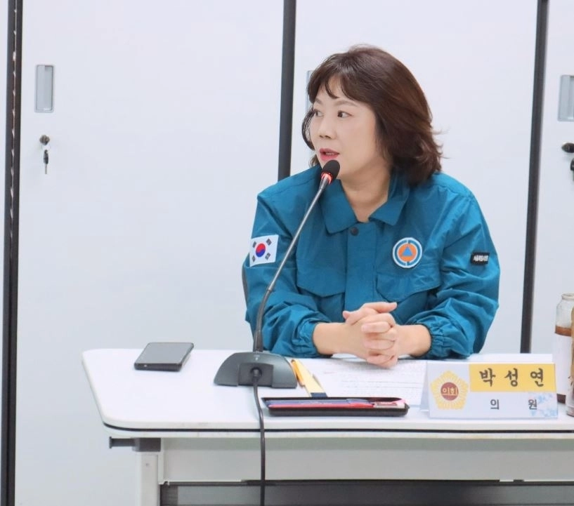 박성연 의원이 여의도수난구조대 운영 현황에 대해 질의하고 있다.