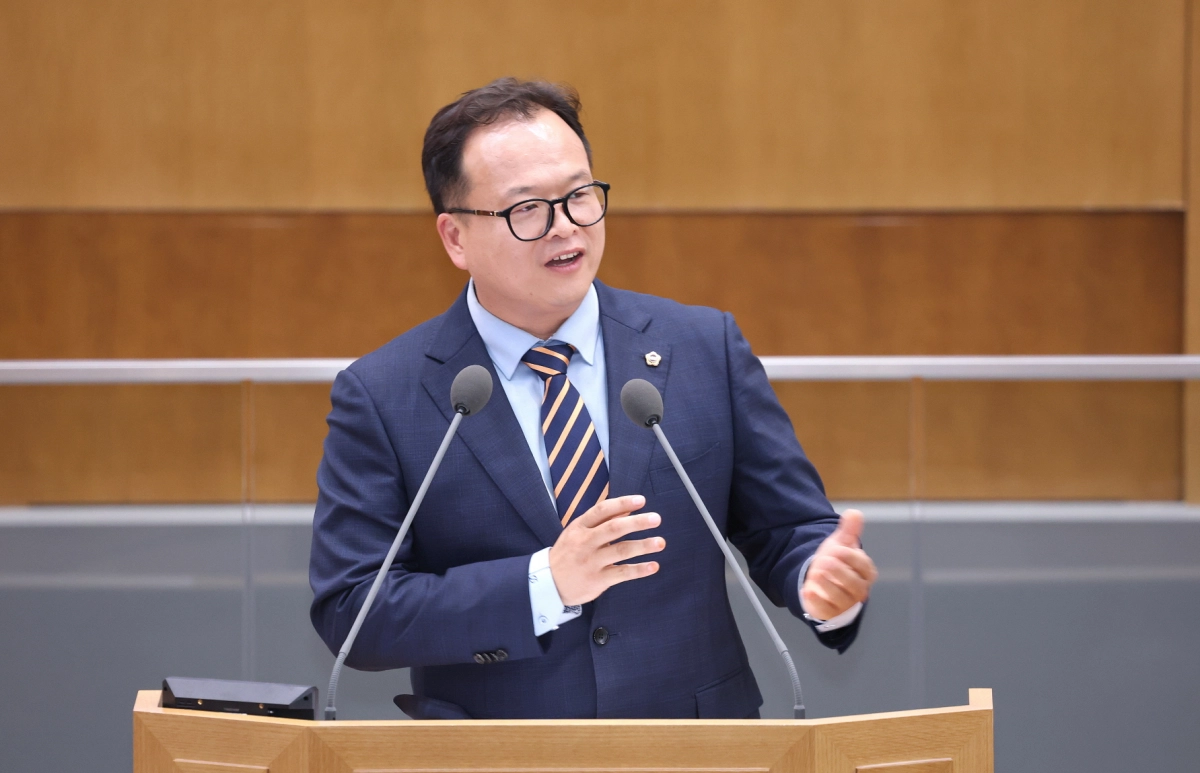 임창휘 의원(도시환경위원회)이 9월 8일, 경기도의회 제386회 제2차 본회의에서 진행한 대집행부 질문에서 경기동부지역에 글로벌 물 산업 클러스트 조성을 촉구하고 있다. (사진=경기도의회)