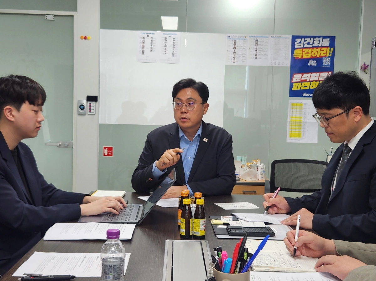 이용욱 의원(경제노동위원회)이 9월 8일 경기도교육청 및 경기도경제교육연구회 관계자와 경기도 학생 경제·금융 교육 활성화 추진 방향을 논의하고 있다. (사진=경기도의회)