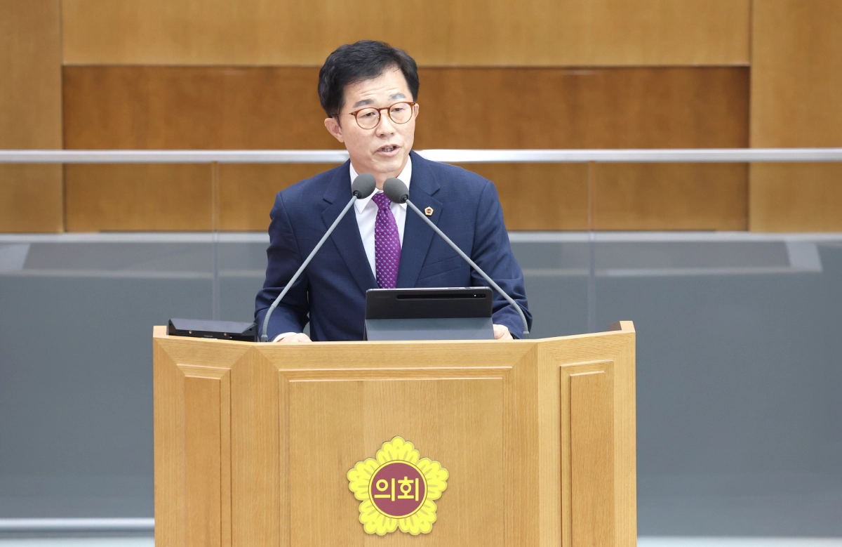 김근용 의원(교육행정위원회)이 9월 8일 열린 제386회 임시회 제2차 본회의 대집행부질문에서 김동연 지사를 상대로 질의하고 있다. (사진=경기도의회)