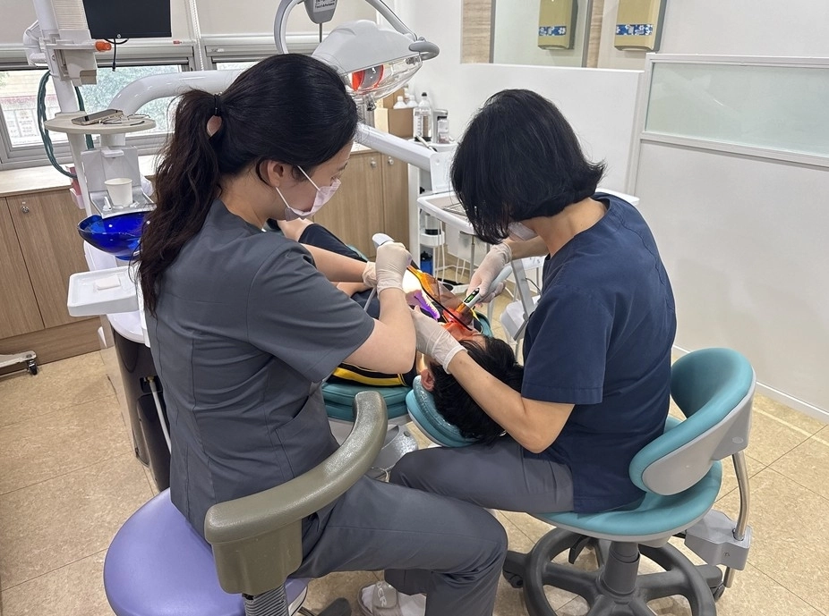 서울 강북구에 있는 한 치과를 찾은 초등학생이 ‘치아 홈 메우기’ 시술을 받고 있다. 강북구 제공