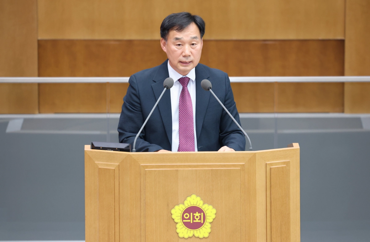 윤종영 의원(농정해양위원회 부위원장)이 9월 8일 제386회 임시회 제2차 본회의 도정질문에서 김동연 경기도지사를 상대로 질의하고 있다. (사진=경기도의회)