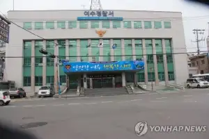 112순찰 근무중 차량에 총기 팽개치고 족구 시합한 경찰들