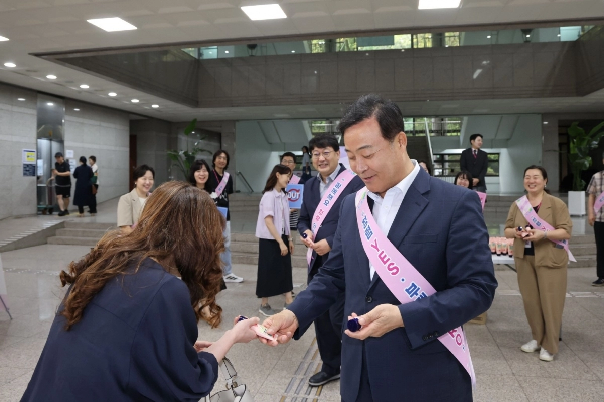 8일 시청 로비에서 전 직원을 대상으로 한 ‘출근길 청렴 캠페인’에서 김성제 의왕시장이 직원에게 청렴 문구가 새겨진 홍보물을 주고 있다. (의왕시 제공)