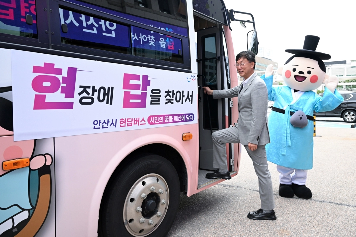 9일 이민근 안산시장이 현답버스’에 오르고 있다. (안산시 제공)