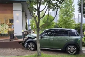 ‘차량 인도 돌진’ 50대女…오른쪽 다리 깁스한 채 운전