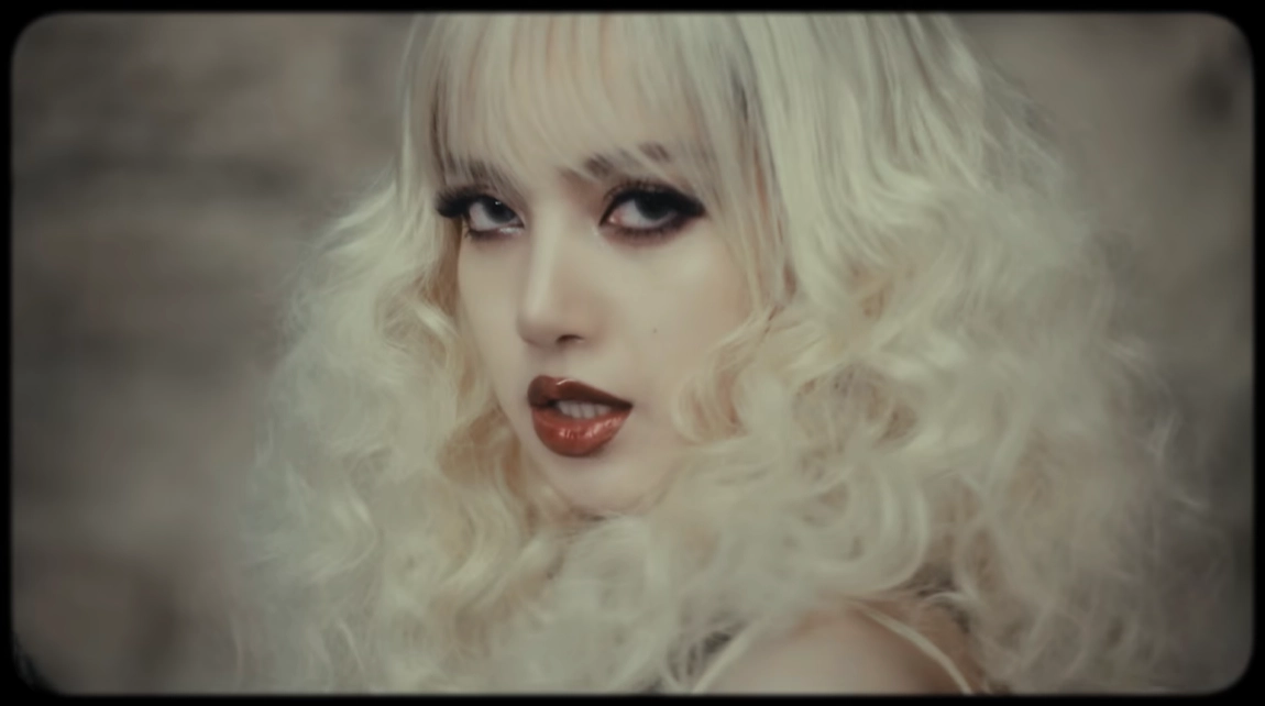 블랙핑크 멤버 겸 솔로 가수 리사(가운데)가 지난 2월 발표한 ‘본 어게인’ 뮤직비디오 한 장면.