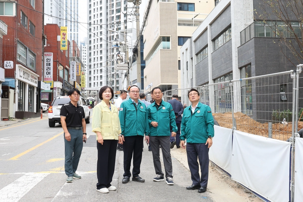9일 광명시 광명동 일원에서 진행 중인 광복로 지중화 공사 현장을 방문한 광명시의회 복지문화건설위원회(위원장 설진서). 광명시의회 제공