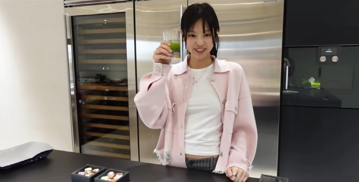 제니는 최근 유튜브에서 “요즘 커피 대신 이걸 마시곤 한다”며 아이스 말차를 만들었다. 제니 유튜브 캡처