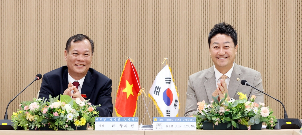 9월 8일, 김진경 경기도의회 의장과 레 꾸옥 찐 닌빈성 인민의회 의장이 예담채에서 교류 협력 방안을 논의한 뒤 기념촬영하고 있다. (사진=경기도의회)