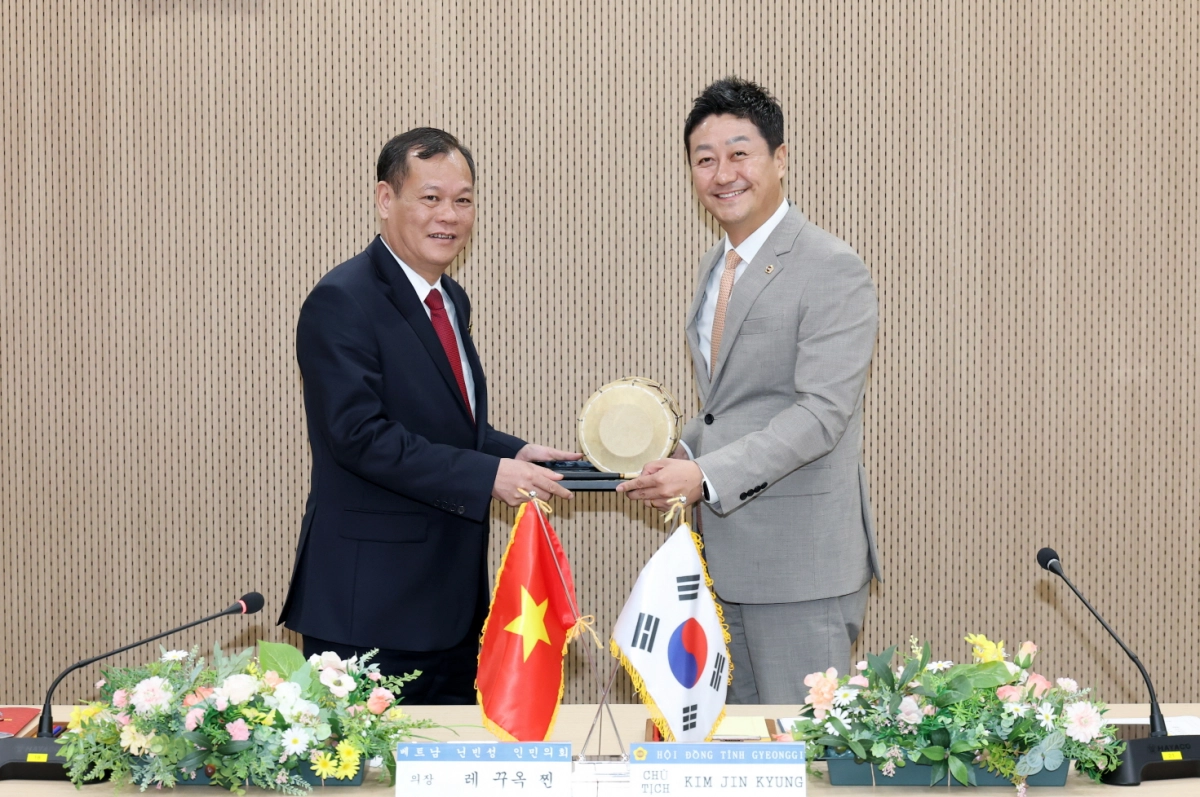 김진경 의장과 레 꾸옥 찐 의장이 상호 교류 확대를 약속하며 기념품을 교환하고 있다. (사진=경기도의회)