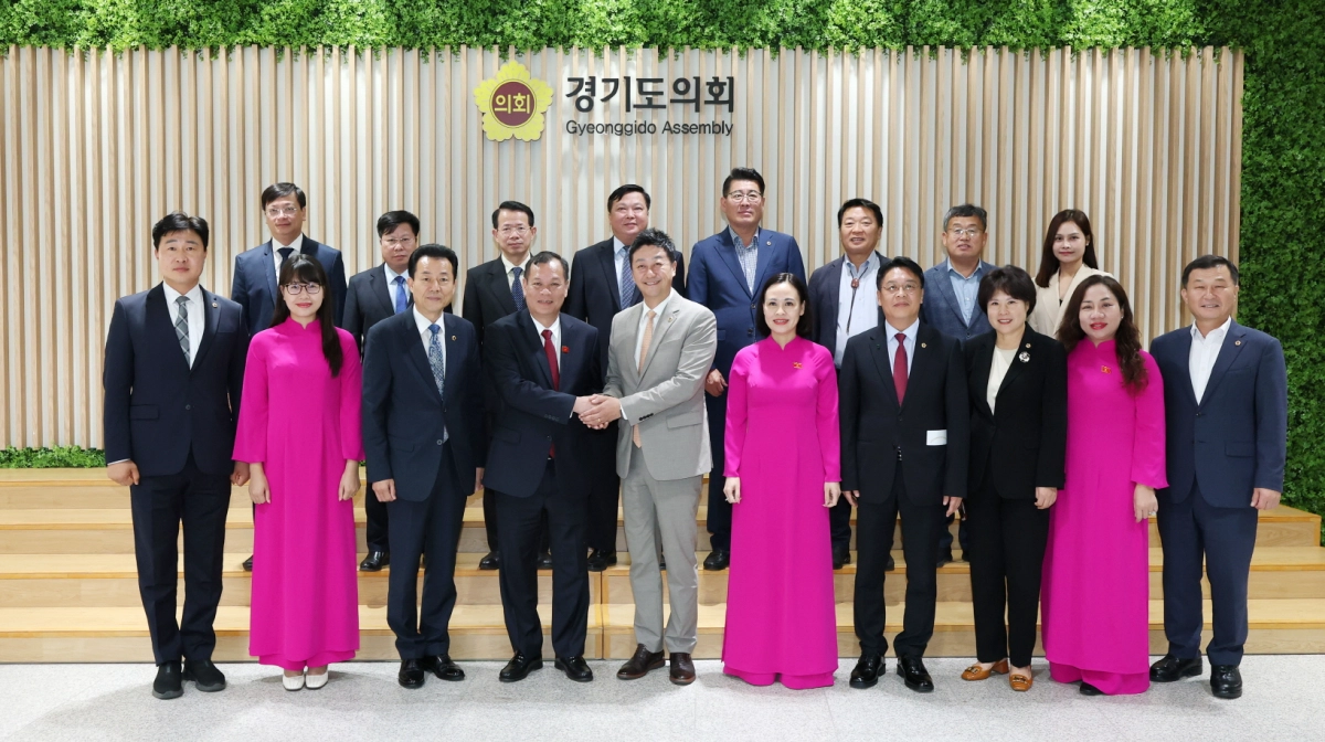 경기도의회를 공식 방문한 닌빈성 인민의회 대표단과 경기도의회 관계자들이 본청 로비에서 단체 기념촬영을 하고 있다. (사진=경기도의회)