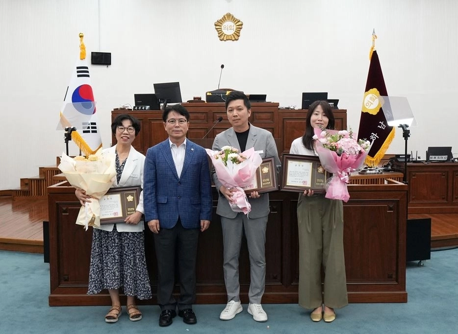 하남시의회 금광연 의장이 9일 제342회 제1차 정례회 제1차 본회의에서 ‘2025년 3분기 우수공무원’으로 선정된 공무원들과 기념사진을 찍고 있다. 하남시의회 제공