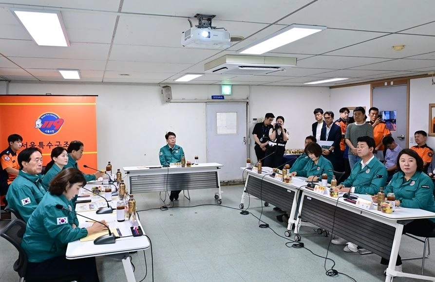 여의도수난구조대에서 업무보고를 받는 도시안전건설위원회