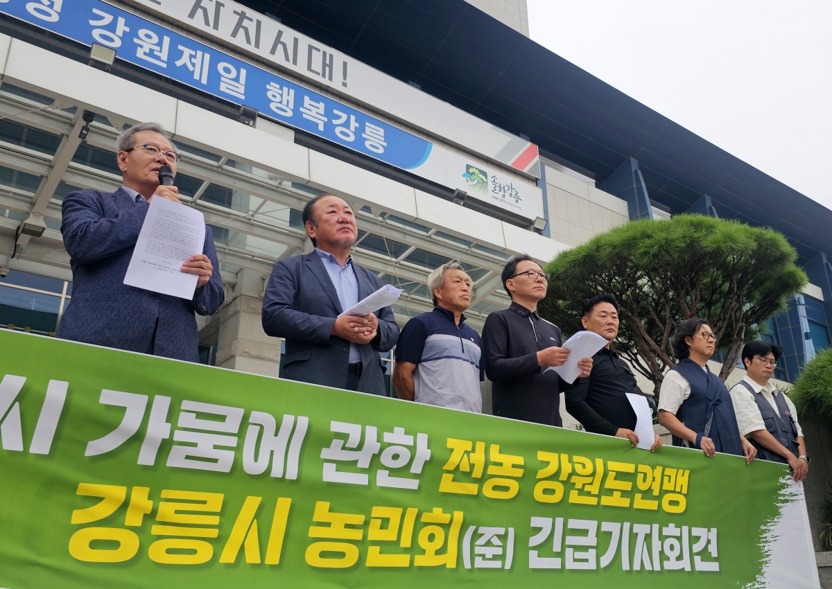 9일 강원 강릉시청 앞에서 열린 가뭄 농업 피해 대책 마련 촉구 긴급 기자회견에서 전국농민회총연맹(전농) 강원도연맹과 강릉시 농민회 소속 농민들이 피해 조사와 보상을 촉구하고 있다. 2025.9.9 연합뉴스