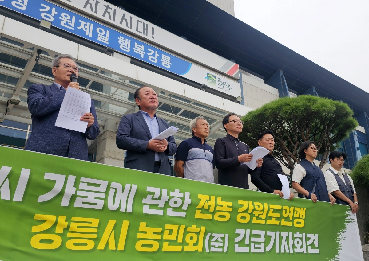 9일 강원 강릉시청 앞에서 열린 가뭄 농업 피해 대책 마련 촉구 긴급 기자회견에서 전국농민회총연맹(전농) 강원도연맹과 강릉시 농민회 소속 농민들이 피해 조사와 보상을 촉구하고 있다. 2025.9.9 연합뉴스