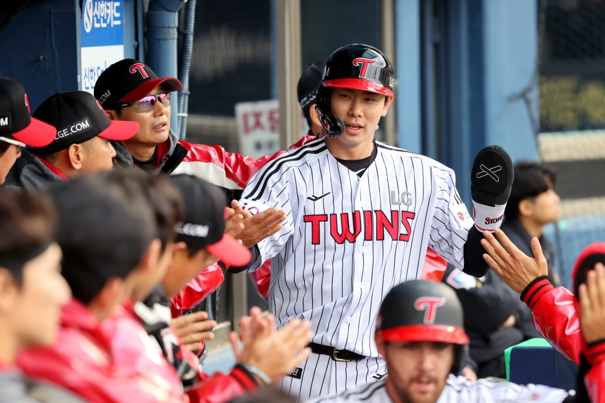 LG 트윈스 홍창기가 5월 3일 서울 잠실야구장에서 열린 2025 KBO리그 정규시즌 SSG 랜더스와의 홈 경기에서 득점한 뒤 동료들과 하이파이브하고 있다. LG 트윈스 제공