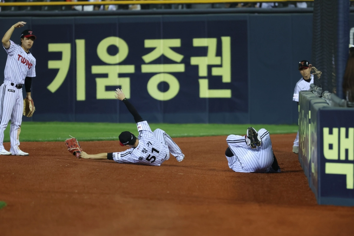 LG 트윈스 홍창기(가운데)가 지난 13일 서울 잠실야구장에서 열린 2025 KBO리그 정규시즌 키움 히어로즈와의 홈 경기 도중 무릎을 다쳐 고통을 호소하고 있다. LG 트윈스 제공