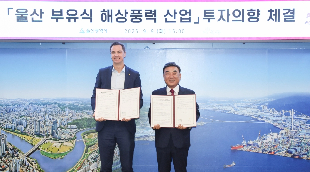 9일 오후 3시 울산시청 접견실에서 김두겸 울산시장(오른쪽)과 마커스 토르 최고경영자가 ‘울산 부유식 해상풍력산업 투자 의향서’를 체결한 뒤 기념촬영을 하고 있다. 울산시 제공