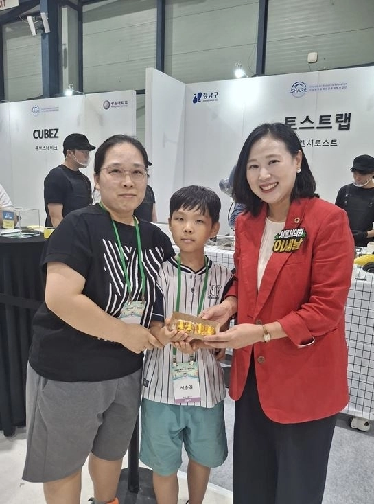 지난 7일 서울 SETEC 제1·2전시장에서 열린 ‘2025 강남구 로봇·AI 경진대회’에 참석한 이새날 의원(오른쪽 첫 번째)