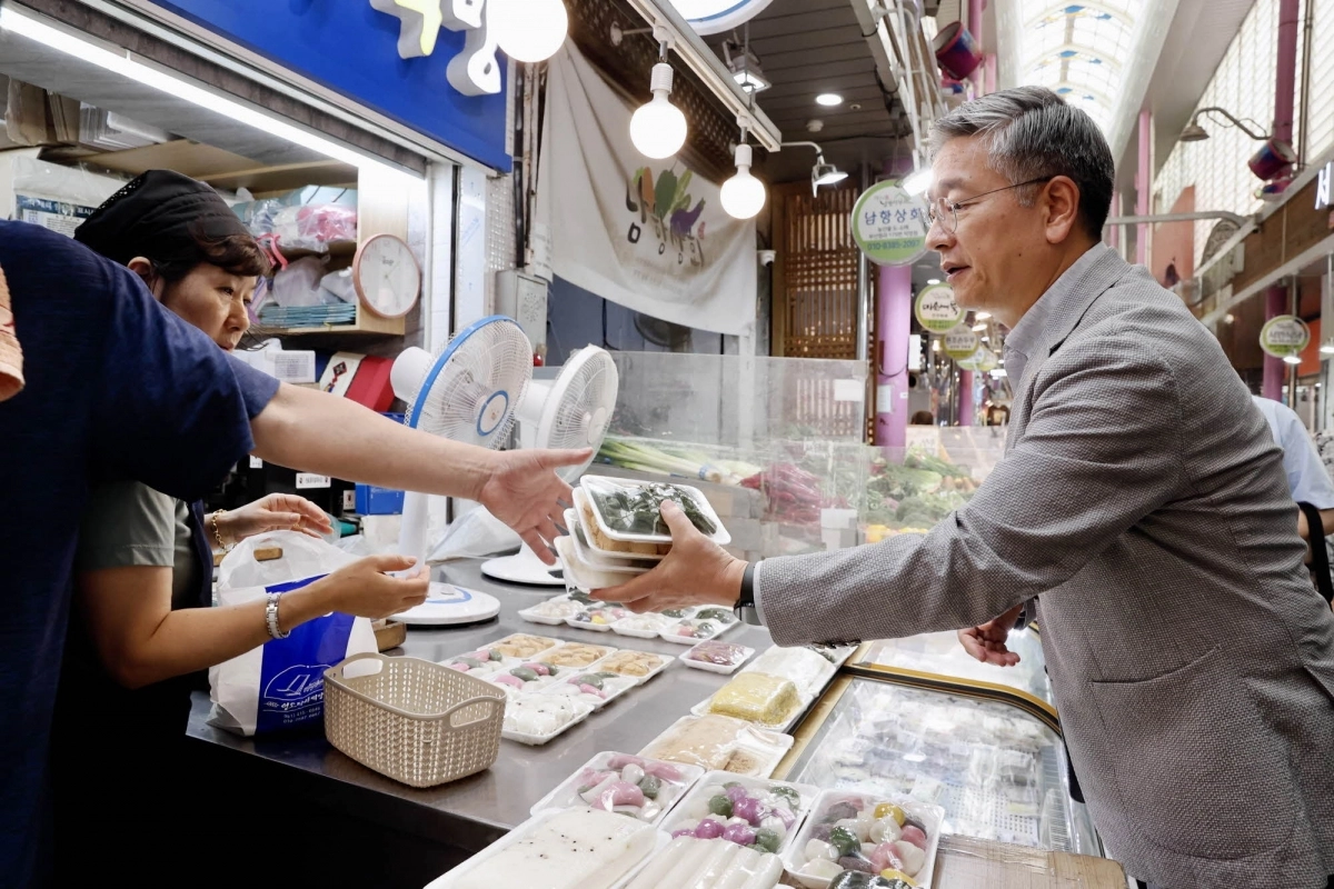 김종호(오른쪽) 기보 이사장이 지난 8일 부산 영도구 남항시장에서 장을 보며 시장상인과 소통하고 있다. 기술보증기금 제공