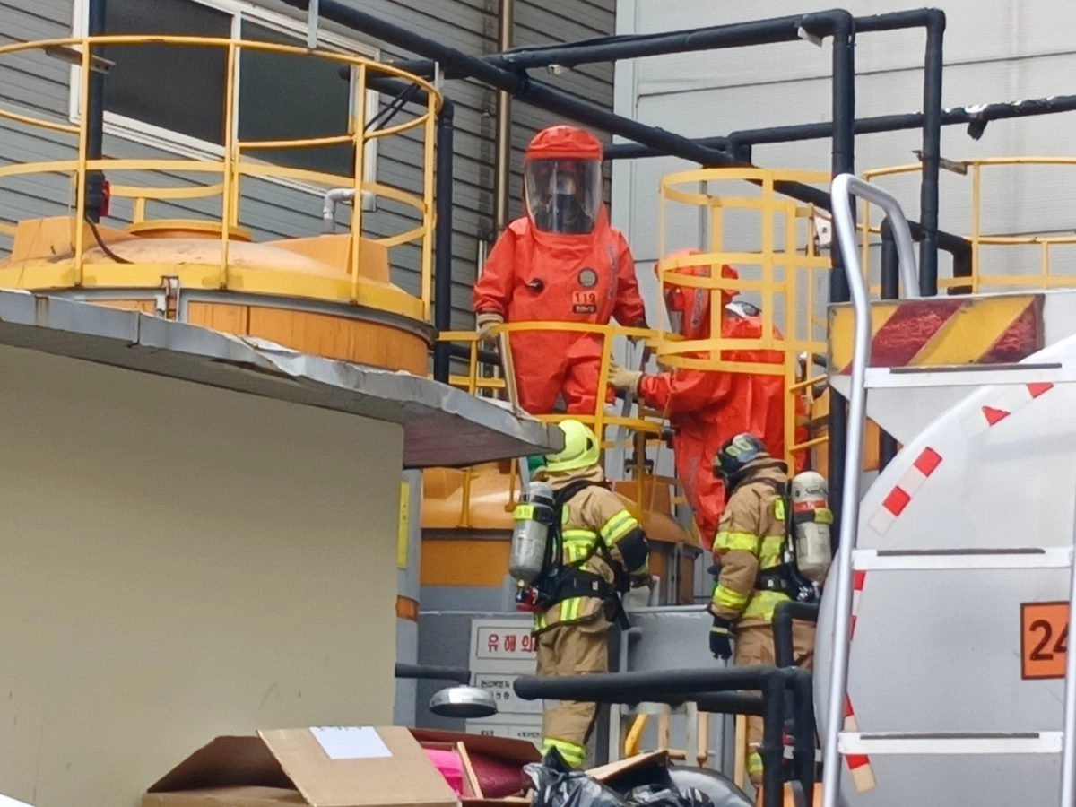 인천 미추홀구의 한 공장에서 가스가 누출돼 소방 당국이 안전 조치를 하고 있다. 인천소방본부 제공