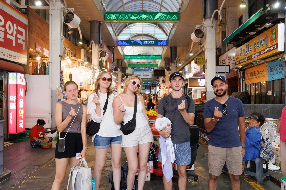 제주도는 APEC기간 ‘Spend &amp; See(소비하고 체험하기)’ 프로그램을 운영해 지역경제에 활기를 불어넣었다. 사진은 서귀포 매일올레시장을 방문한 외국인관광객들의 모습. 제주도 제공