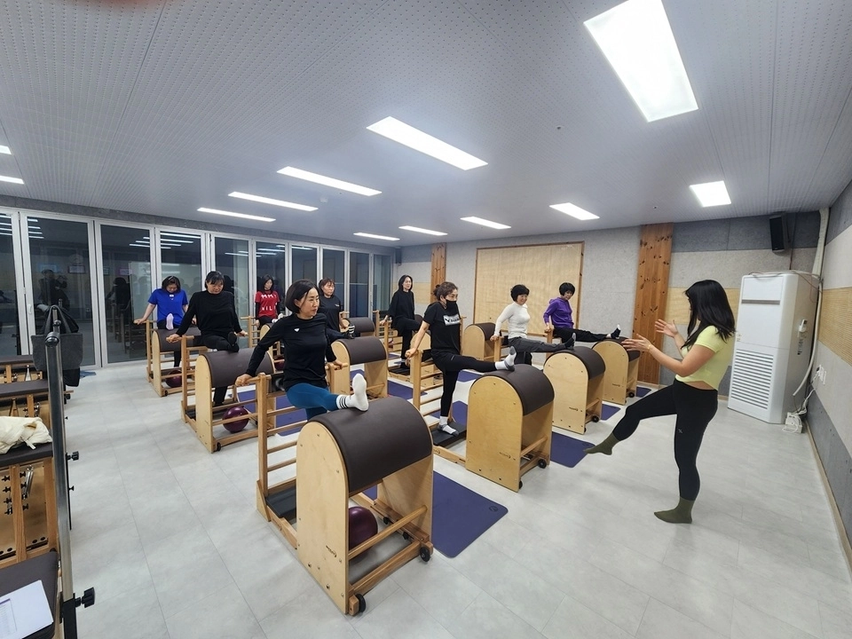 신안군이 섬 주민들을 위해 압해읍에 필라테스 강좌를 개설해 운영하고 있다.