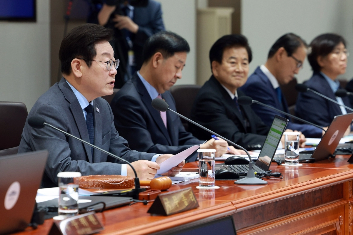 이재명 대통령이 9일 서울 용산 대통령실에서 열린 제41회 국무회의에서 발언하고 있다. 왼쪽부터 이 대통령, 구윤철 부총리 겸 기획재정부 장관, 정동영 통일부 장관, 권오을 국가보훈부 장관, 정은경 보건복지부 장관. 뉴시스