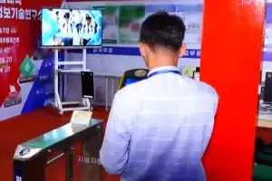 [포토] 북한, IT첨단기업의 얼굴인식 자동출입문