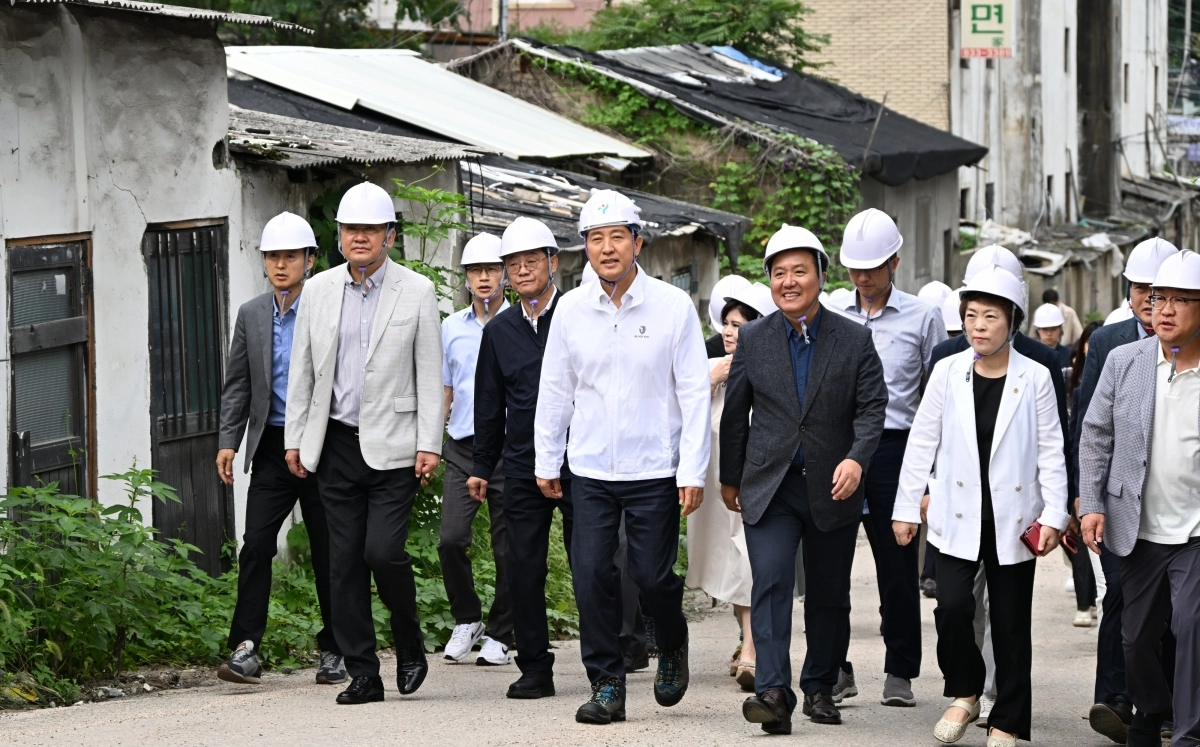 오세훈(앞줄 왼쪽 두 번째) 서울시장이 9일 오승록(첫 번째) 노원구청장과 함께 노원구 중계동 백사마을 철거현장을 둘러보고 있다. 서울시 제공