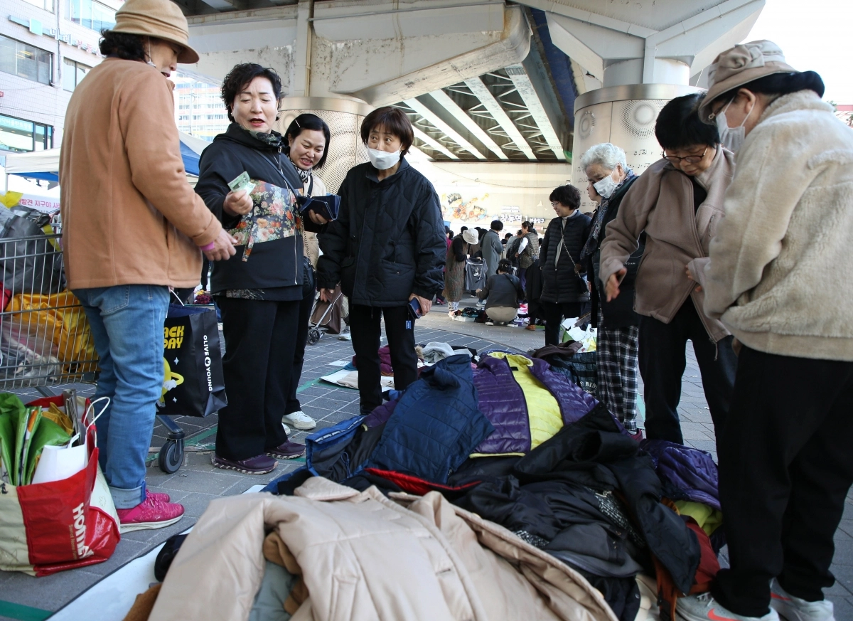 지난해 11월 서울 도봉구 창동역 1번 출구에서 열린 ‘창동역 희망장터’에서 주민들이 중고물품을 거래하고 있다. 도봉구 제공