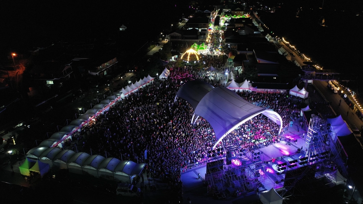지난해 10월 ‘진안홍삼축제’ 개막식이 열린 마이산 일원에 관광객이 가득 들어차 있다. 진안군 제공