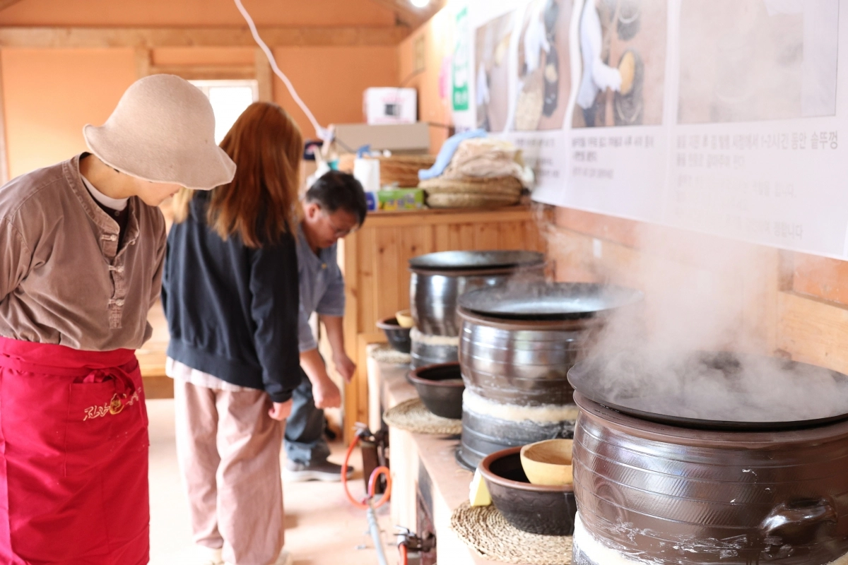 지난해 열린 ‘진안홍삼축제’ 기간 홍삼 명인이 전통 방식의 홍삼 가공 과정을 시연하고 있다. 진안군 제공
