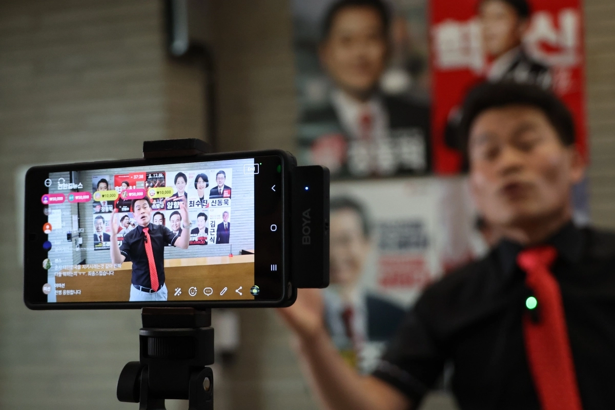 당사 찾아 유튜브 방송 하는 전한길 씨