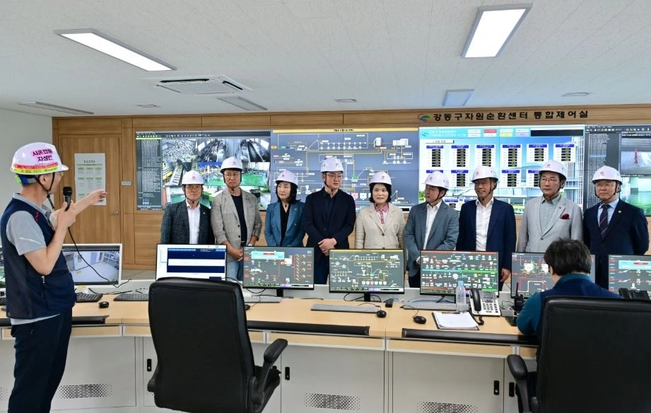강동구 자원순환센터를 방문해 건립 공사 관련 업무보고를 받은 서울시의회 환경수자원위원회(위원장 임만균)