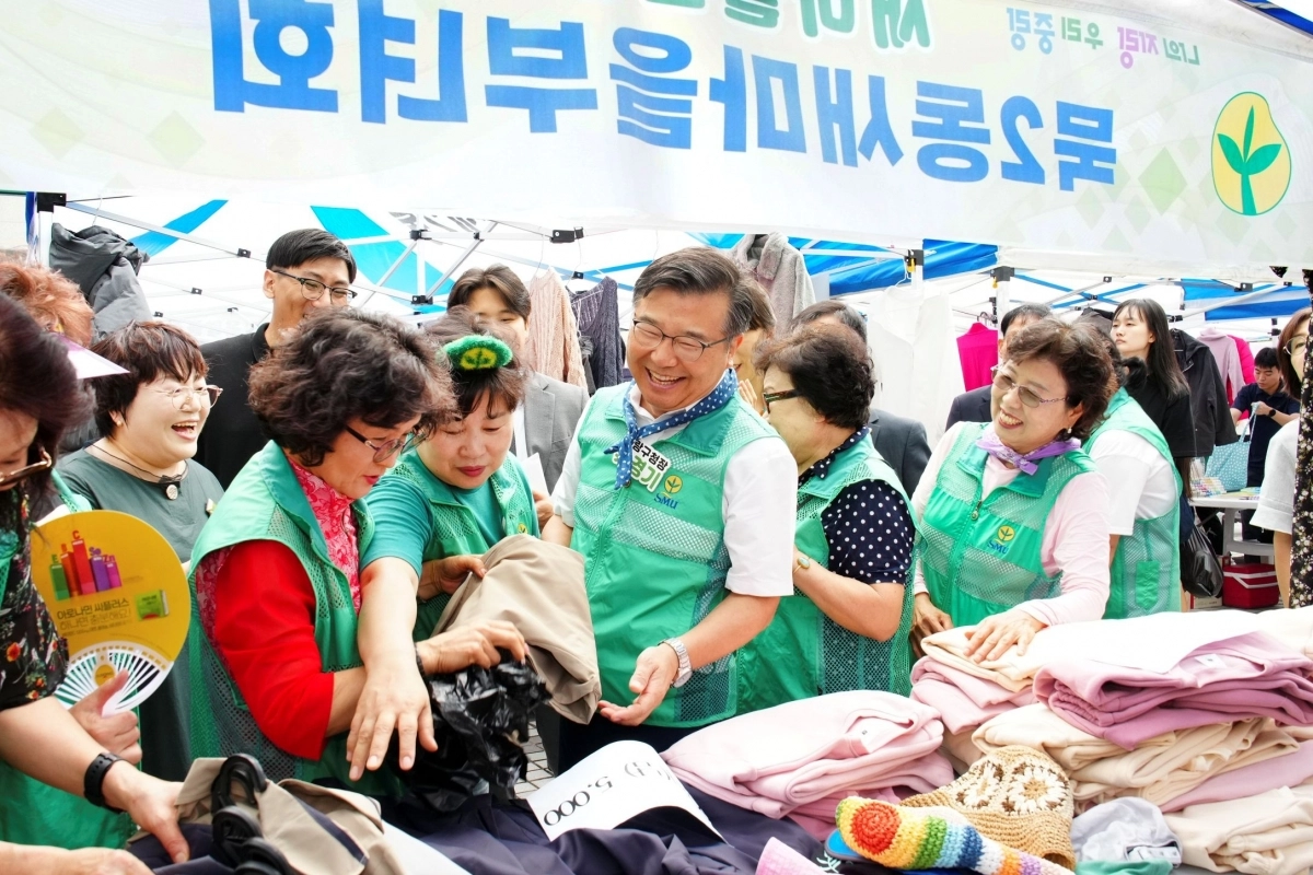 지난해 새마을 알뜰장터에 참여한 류경기 중랑구청장과 부녀회 회원들의 모습. 중랑구 제공