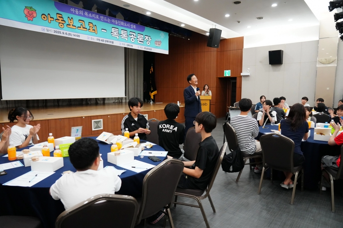 지난 6일 서울 성북구청 4층 성북아트홀에서 열린 ‘아동대상보고회, 톡톡(talktalk) 공론장’에서 이승로 구청장이 인사말을 하고 있다. 성북구 젝오