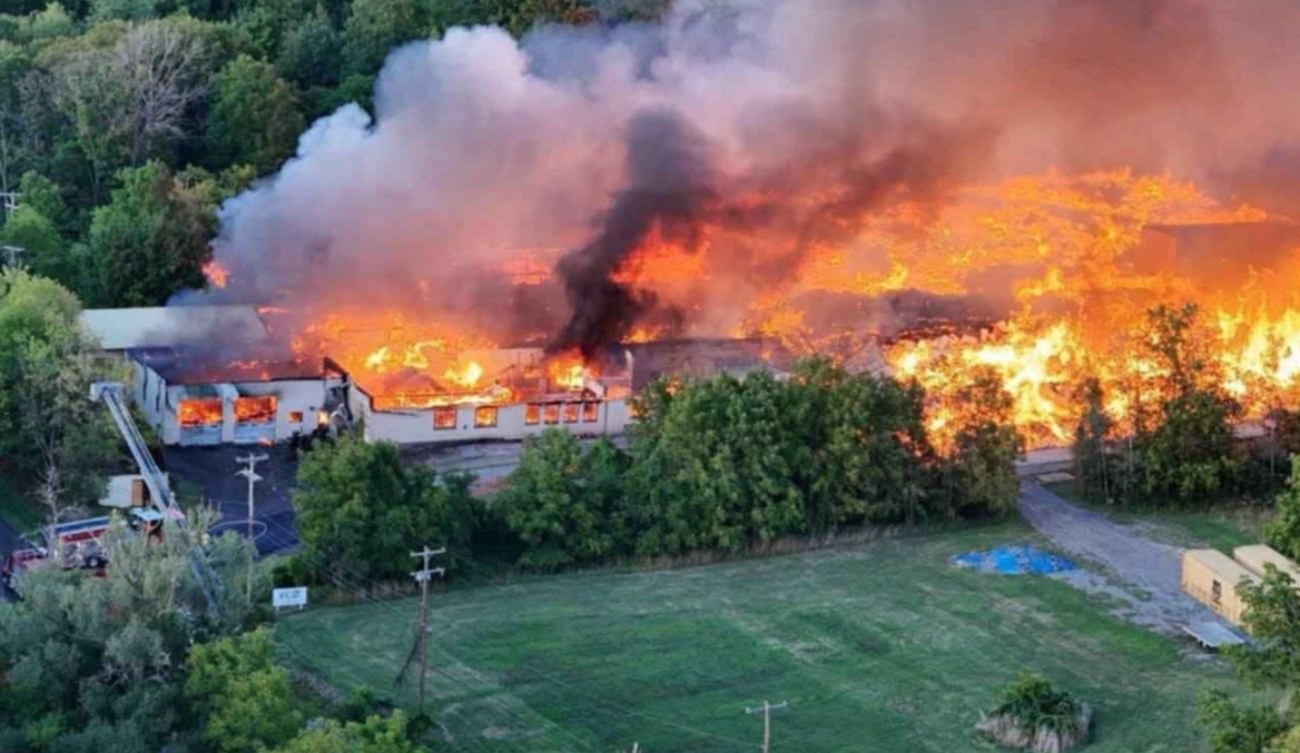 미국 뉴욕주 북부에 있는 소도시의 한 창고에서 유통기한이 지난 손 소독제가 대거 유출되면서 시냇물이 용암처럼 끓어오르는 등 큰 화재가 발생했던 것으로 전해졌다. 현지 소방당국 페이스북 캡처