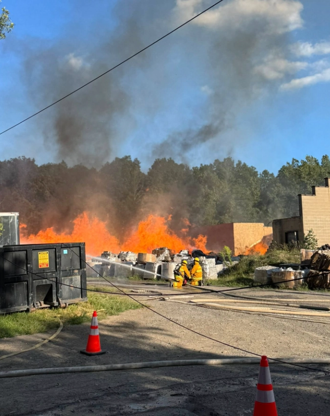 미국 뉴욕주 북부에 있는 소도시의 한 창고에서 유통기한이 지난 손 소독제가 대거 유출되면서 시냇물이 용암처럼 끓어오르는 등 큰 화재가 발생했던 것으로 전해졌다. 현지 소방당국 페이스북 캡처