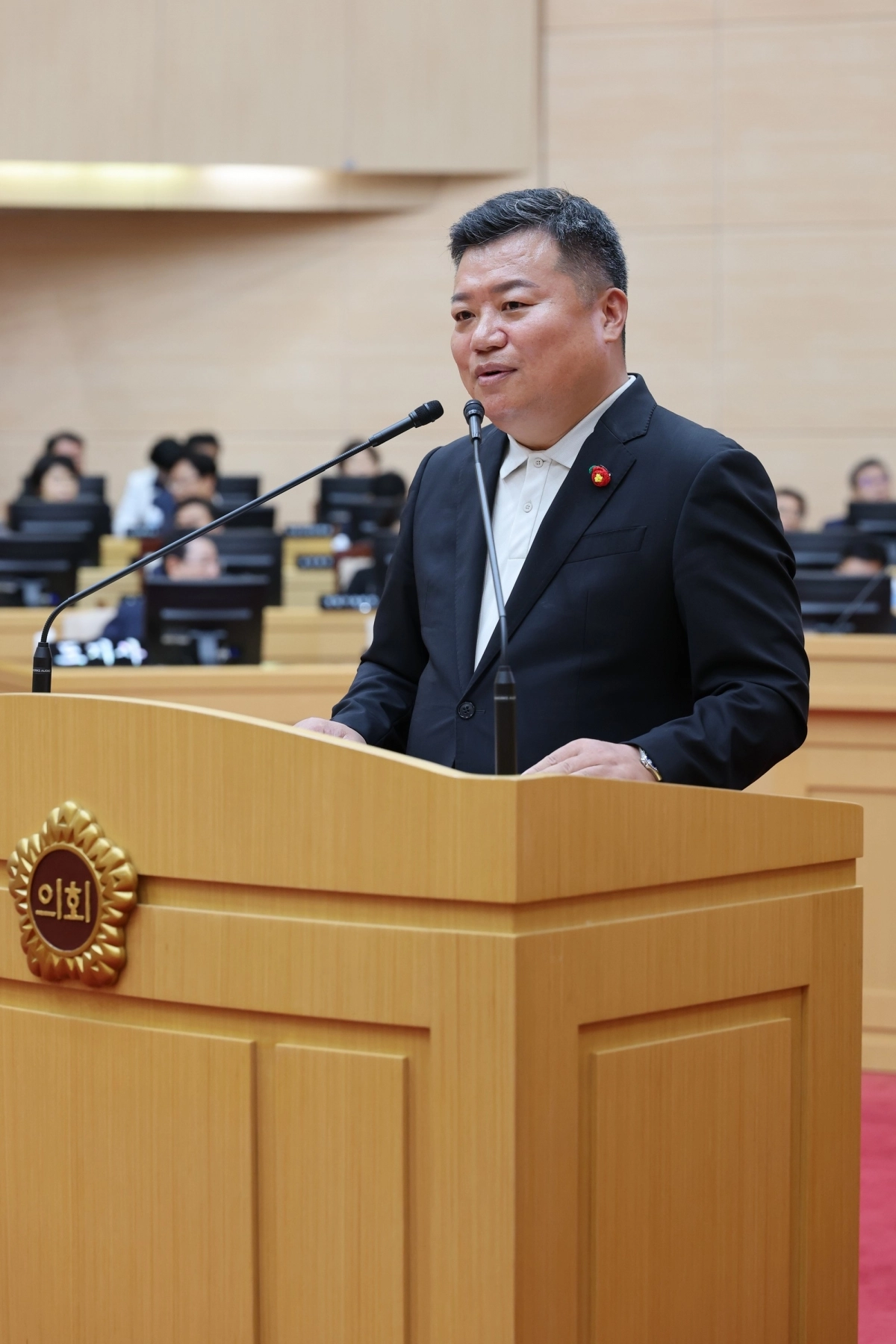 정영균 도의원이 ‘도농복합지역 농촌(읍·면)의 인구감소지역 지정 및 관련 법령 개정 촉구 건의안’ 제안 설명을 하고 있다.