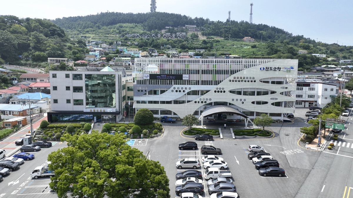 완도군청 전경.