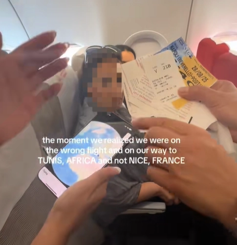 미국 틱톡커 브리트니 지알로의 친구(왼쪽)가 기내에서 승무원에게 휴대전화로 지도를 보여주며 프랑스 니스로 가는 게 맞냐고 물어보는 모습. 틱톡 캡처