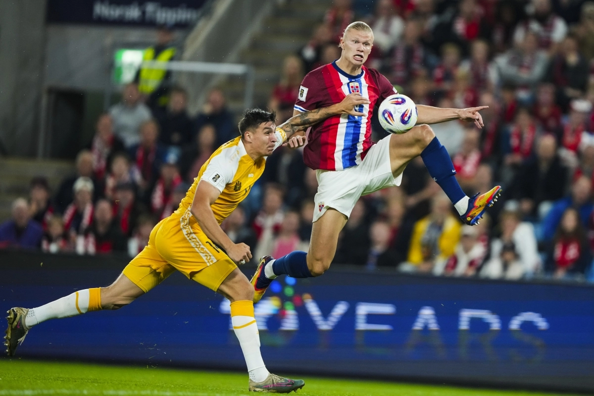 노르웨이 축구 국가대표 엘링 홀란이 10일(한국시간) 노르웨이 오슬로 울레보 스타디온에서 열린 2026 북중미월드컵 유럽 예선 I조 6차전 몰도바와의 홈 경기에서 패스하고 있다. 오슬로 AP 연합뉴스