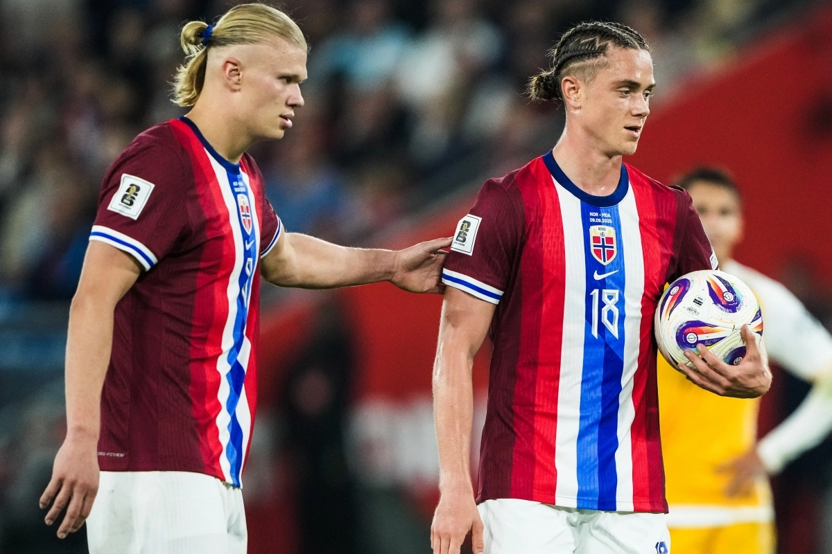 노르웨이 축구 국가대표 엘링 홀란이 10일(한국시간) 노르웨이 오슬로 울레보 스타디온에서 열린 2026 북중미월드컵 유럽 예선 I조 6차전 몰도바와의 홈 경기에서 텔로 아스가드에게 페널티킥을 양보하고 있다. 오슬로 EPA 연합뉴스