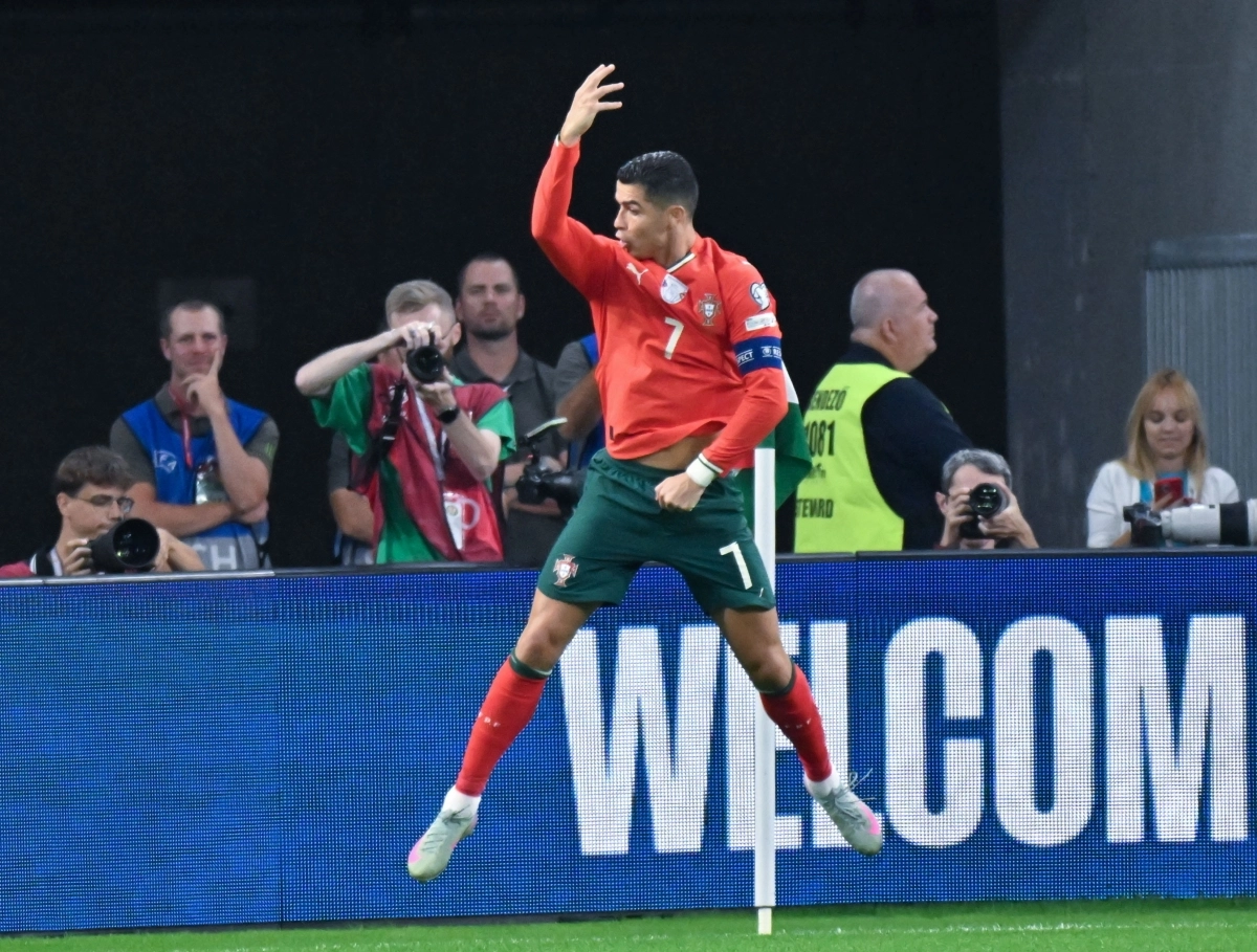 포르투갈 축구 국가대표 크리스티아누 호날두가 10일(한국시간) 헝가리 부다페스트의 푸슈카시 아레나에서 열린 2026 북중미월드컵 유럽 예선 F조 헝가리와의 2차전에서 득점한 뒤 호우 세레머니를 하고 있다. 부다페스트 EPA 연합뉴스