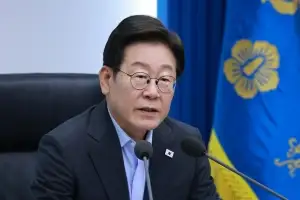 임명·사면 논란에 출렁, 외교 일정에 반등…이 대통령 지지율로 보는 취임 100일